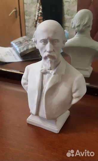 Бюст Некрасова