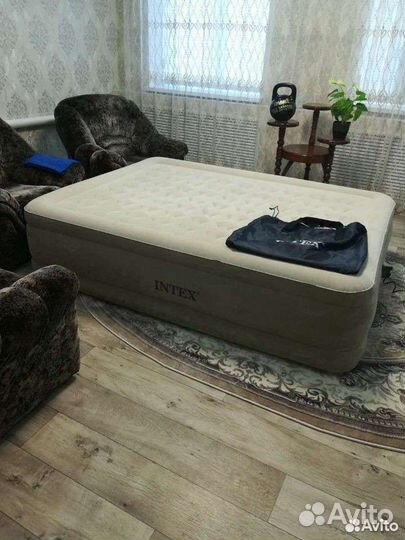 Надувная кровать с насосом