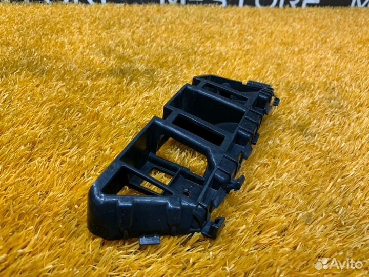 Крепление бампера переднее правое Volkswagen