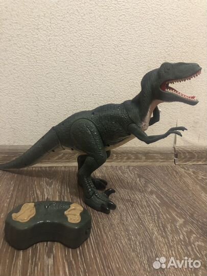 Динозавр на пульте управления