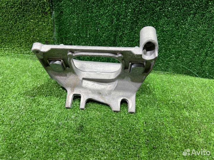 Кронштейн опоры двигателя левый Renault Duster