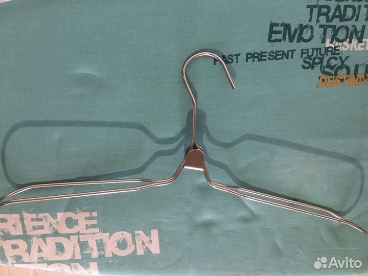 Металлическая вешалка