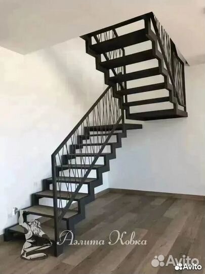 Лестница на ломаных косоурах с двумя малыми площад