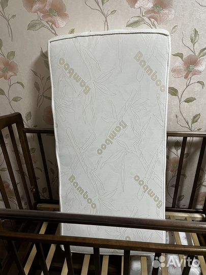 Детская кроватка с маятником