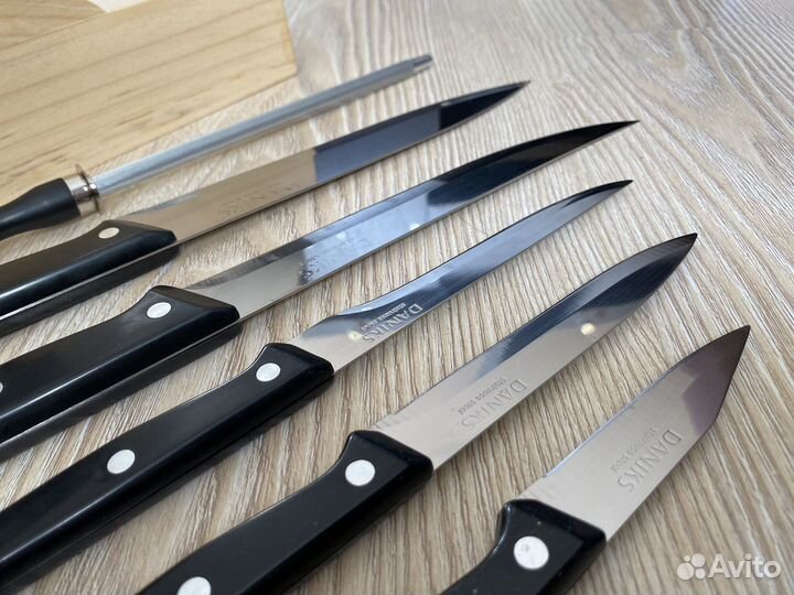 Набор ножей на деревянной подставке