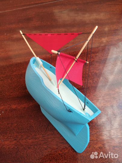 Кораблик Парусник плавает