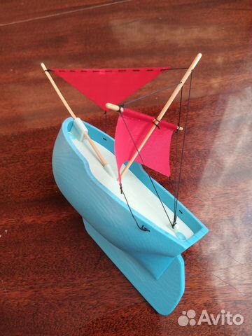 Кораблик Парусник плавает