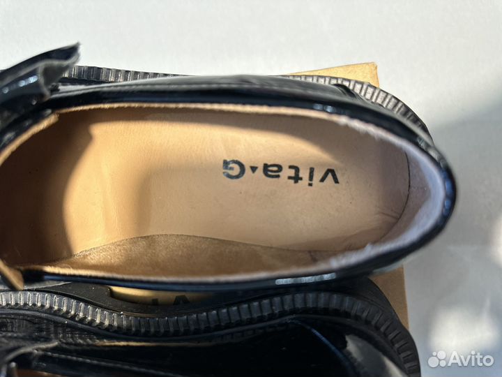 Туфли для девочки р.34 + кроссовки в подарок