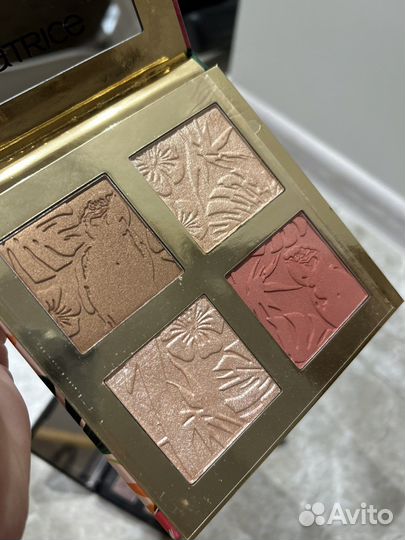 Тени для век, румяна, бронзер, хайлайтер