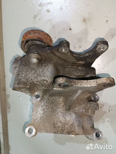 Кронштейн генератора Hyundai Tucson 1 D4EA