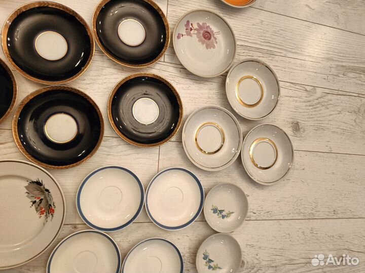 Блюдца кобальт, золото, кружки цветы на чёрном