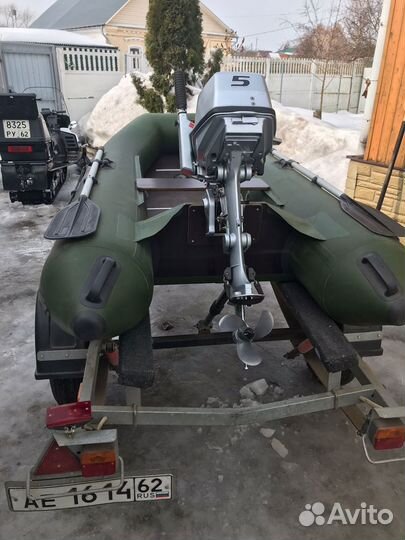 Лодка с мотором и прицепом