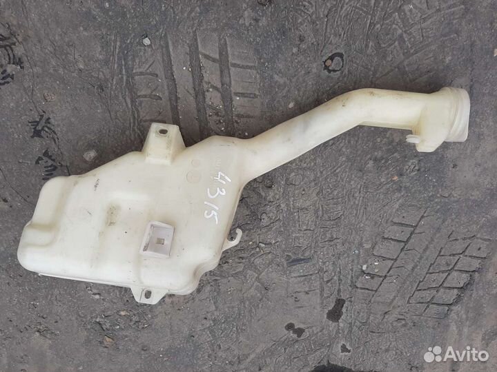 Бачок омывателя на Мазду Демио