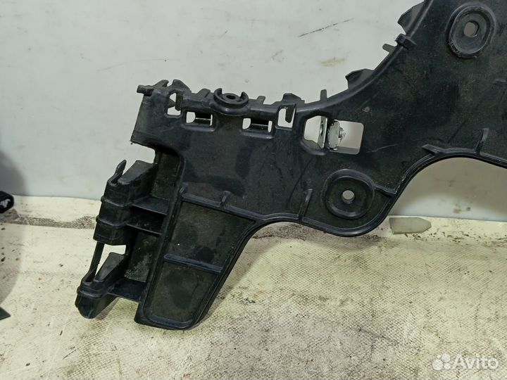 Кронштейн заднего бампера левый Audi A3 8P