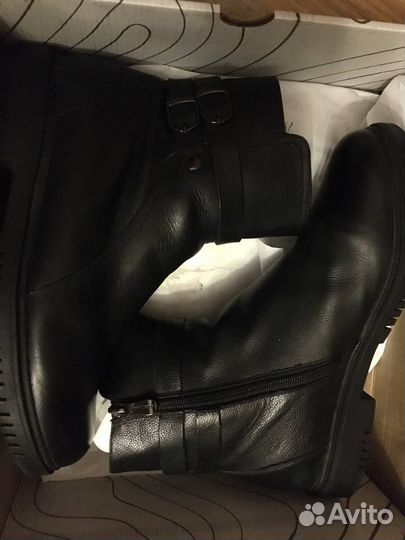 Продам женские ботинки