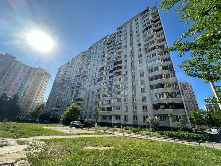 2-к. квартира, 51 м², 1/17 эт.