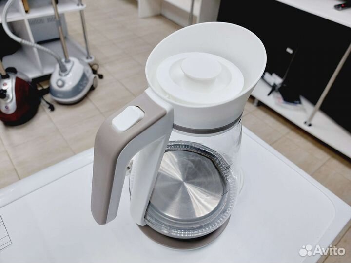 Электрический чайник белый с подсветкой (Окт139)