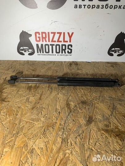 Амортизатор крышки багажника Volkswagen Golf 1K