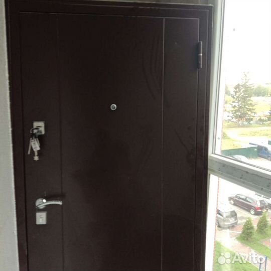 Дверь входная металлическая правая б. у