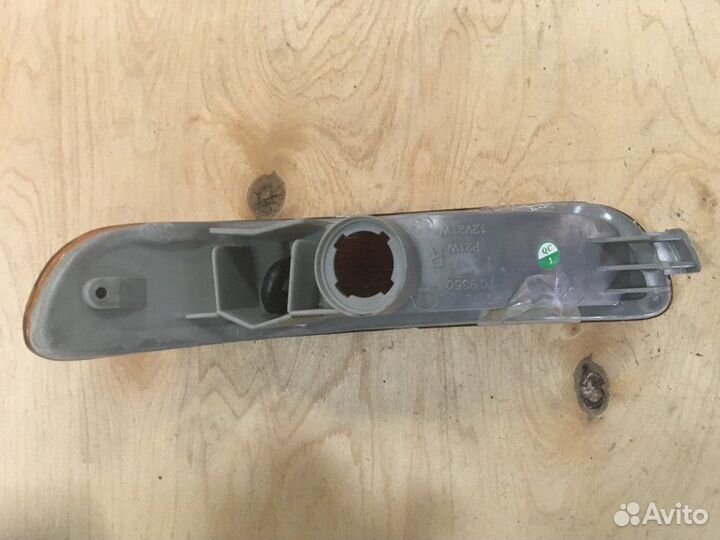 Указатель поворота правый Toyota Corolla E100 1992