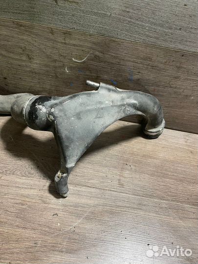 Патрубок охлаждения Мерседес W221 M273 5,5