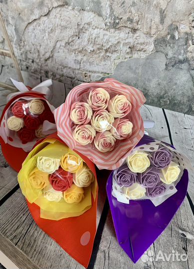 Букет шоколадных роз, пионов, тюльпанов