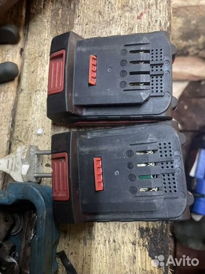 Зарядное устройство и батарей на шуруповерт