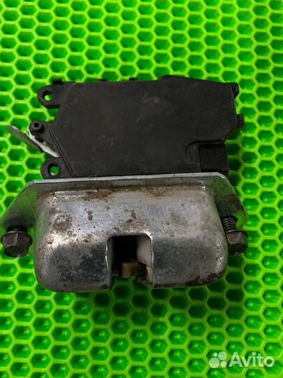 Замок крышки багажника Subaru Forester SG