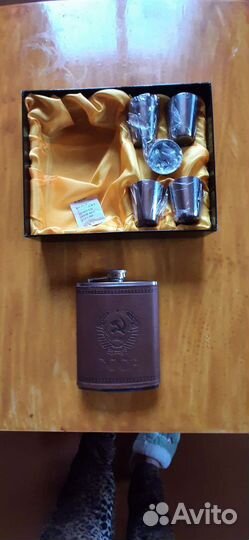 Фляжка со стопками