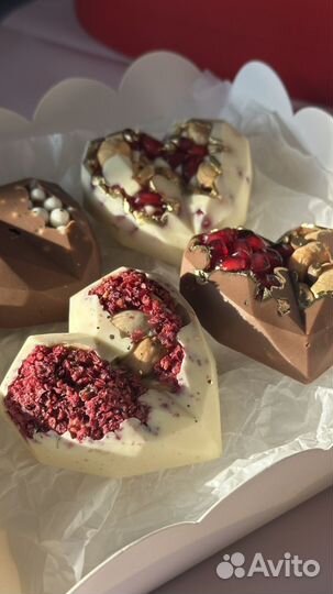 Клубника в шоколаде с цветами