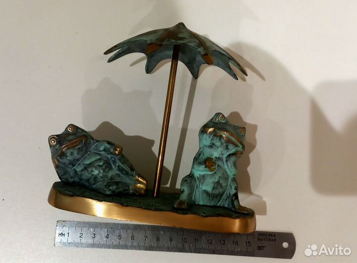 Бронзовая статуэтка лягушки под зонтиком