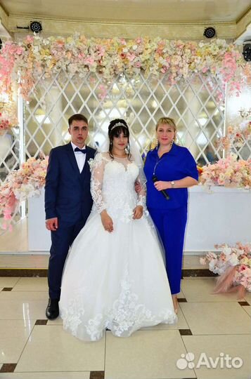 Ведущая (тамада) с музыкантом на юбилей, свадьбу