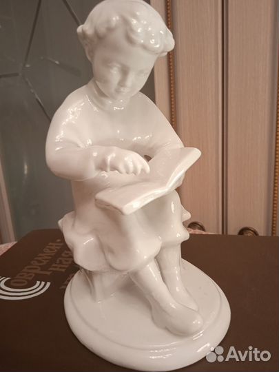 Володя Ульянов за книгой