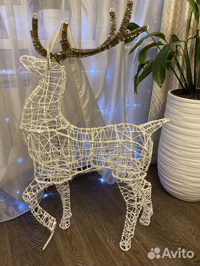 Олень под новогоднюю елку