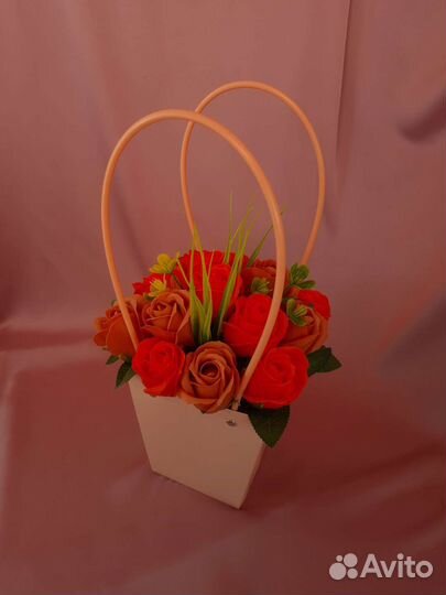 Букет в сумочке из мыльных цветов