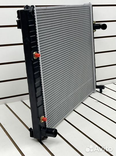 Радиатор охлаждения двигателя на Infiniti FX 50