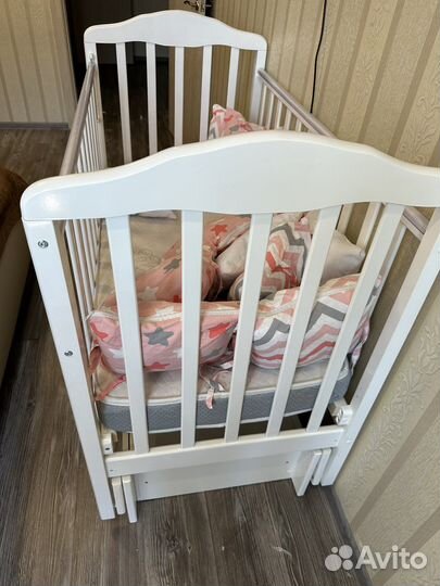 Детская кроватка с маятником