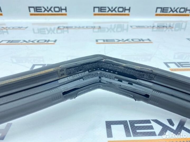 Уплотнитель стекла двери задний левый Lexus Nx300H