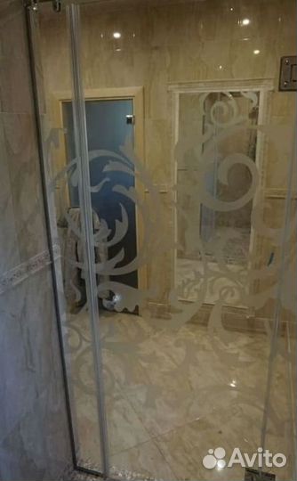 Стеклянная шторка для ванной