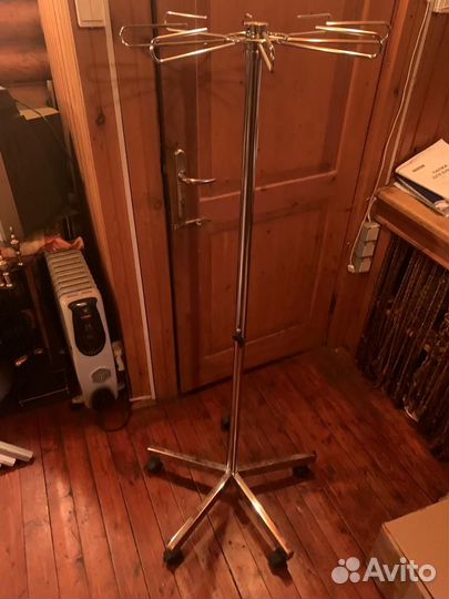 Вешалка напольная для одежды мобильная на колесах