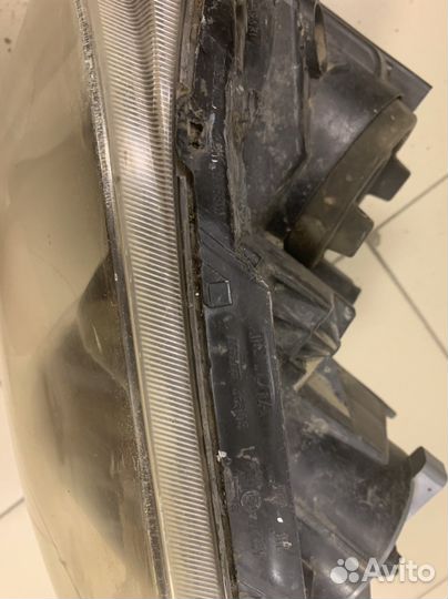 Фары на toyota avensis 250