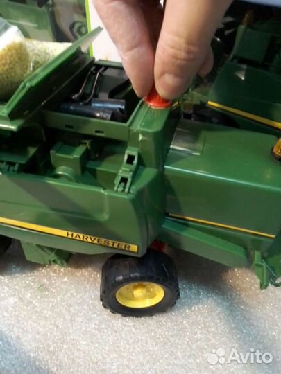 Комбайн игрушка джондир новый 45см с выгрузкой