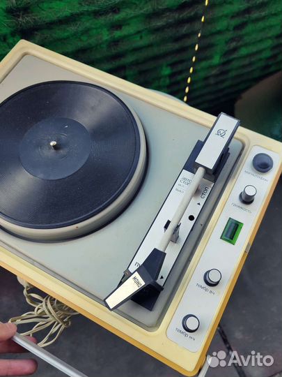 Проигрыватель винила. Рабочий