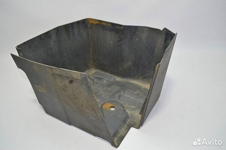 Защитная крышка нижних клапанов под ящиком аккумул