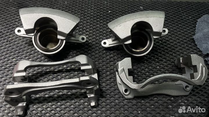 Передние тормозные суппорта Toyota Camry 55 3,5