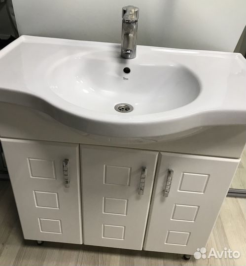 Раковина с тумбой и смесителем, зеркало в подарок