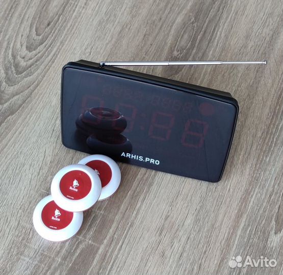 Кнопка вызова официанта и табло отображения вызова