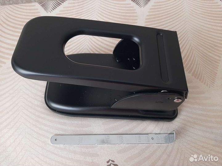 Дырокол мощный, до 70 листов