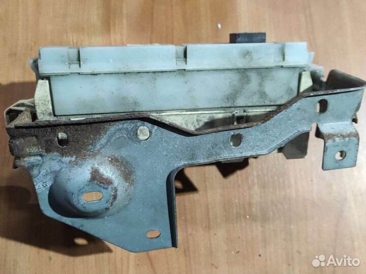 Блок предохранителей Mazda MPV lvlr