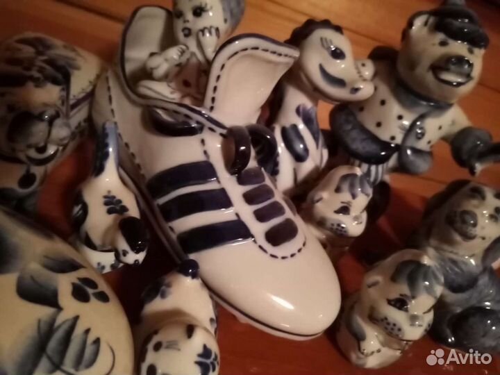 Статуэтки и коробочки Гжель